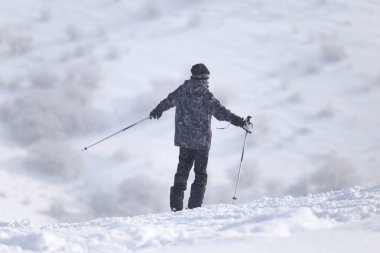 yüksek dağlarda kayakçı