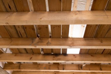 arka plan olarak ahşap tavan