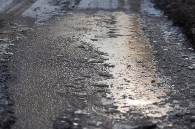 doğaya kışın donmuş su birikintisi