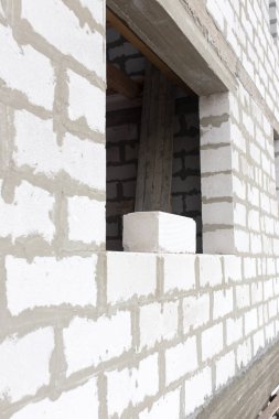 penceresinde yeni bir tuğla ev