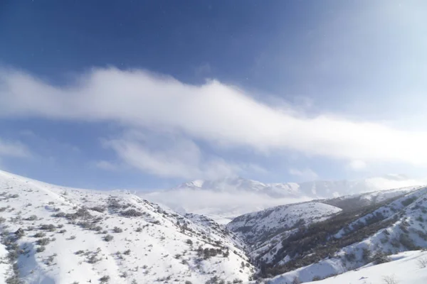 Krásné Tien-Shan hory ve sněhu. v zimě — Stock fotografie