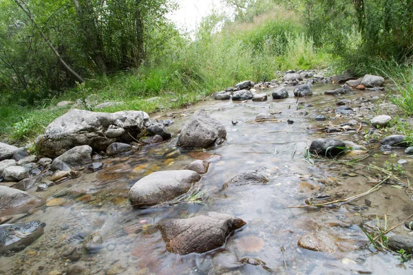 Horská řeka v přírodě — Stock fotografie