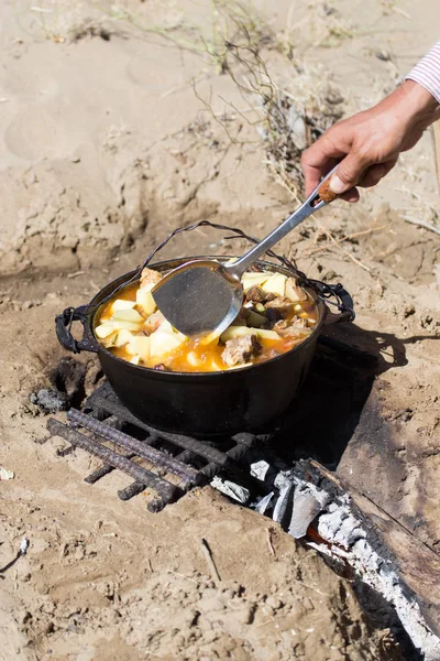 Kött med potatis i en gryta i brand — Stockfoto