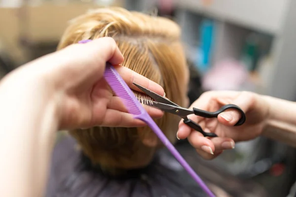 Güzellik salonunda makas kesen bir kadın. — Stok fotoğraf