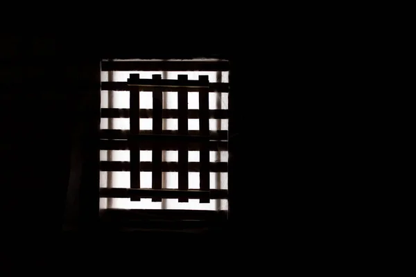Fenster in der Innenwand im Dunkeln — Stockfoto
