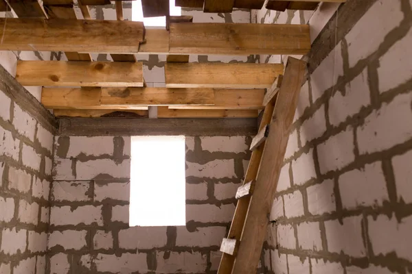 Venster in de binnenkant wall in het donker — Stockfoto