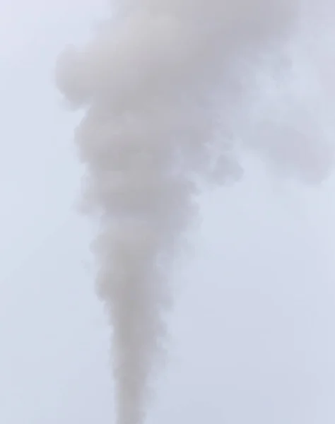 Fumaça de um tubo em um céu nublado — Fotografia de Stock