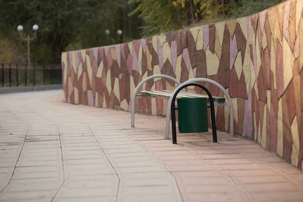 骨壷と公園のベンチ — ストック写真