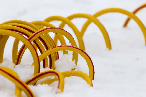 Желтый шланг в снегу — стоковое фото