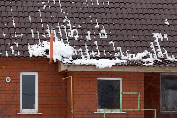 겨울에는 집의 지붕에 눈 — 스톡 사진