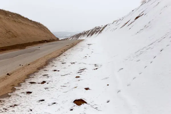 Doğada kış asfalt yolda — Stok fotoğraf