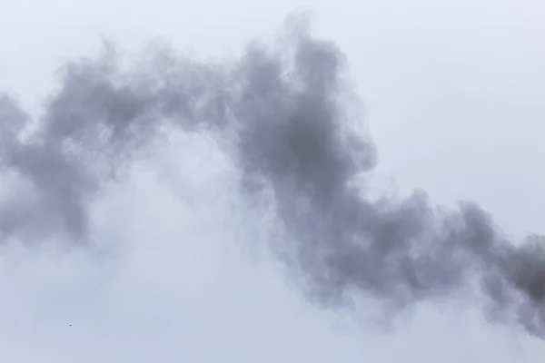 Дым из трубы на облачном небе — стоковое фото
