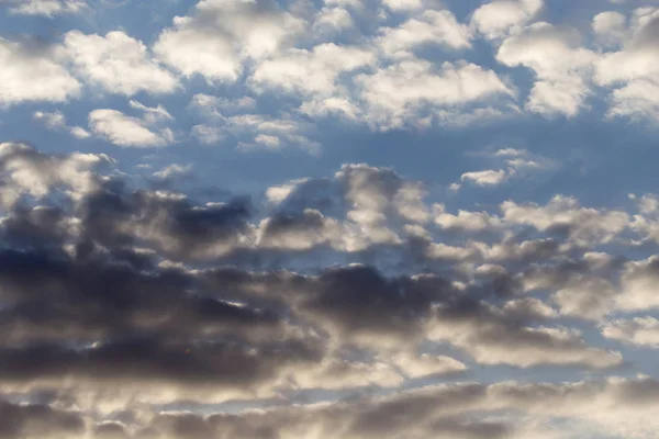 Langit dengan awan di fajar matahari — Stok Foto