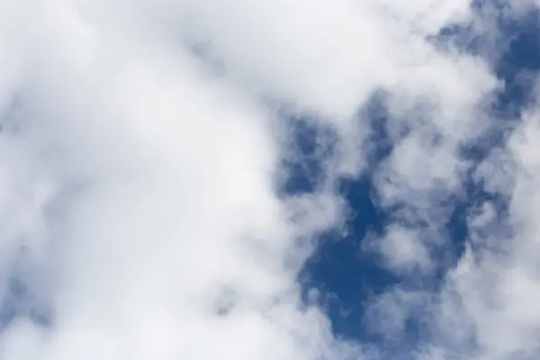 Hermosas nubes sobre un cielo azul como fondo — Foto de Stock
