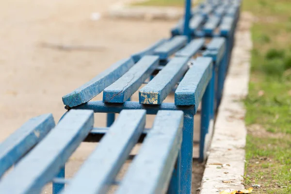 Doğada bir parkta mavi ahşap tezgah — Stok fotoğraf