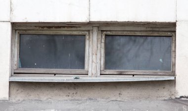 arka plan olarak binada bir pencere