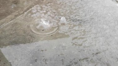 Su sıçramalarına betonla üzerine damlıyor