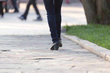 Kadın ayakları üstünde belgili tanımlık yol vardır