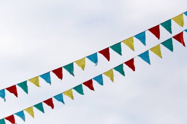 Gökyüzü çok renkli bayraklar