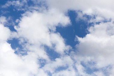 Mavi gökyüzünde güzel bulutlar