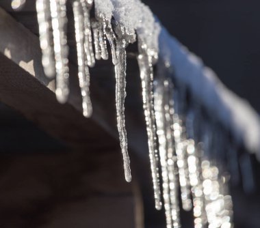 Evin çatısında uzun ve tehlikeli buz sarkıtları