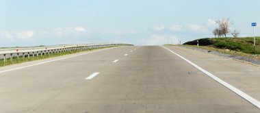 doğa yeni asfalt yolda