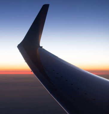 gün batımında kanatlı uçak