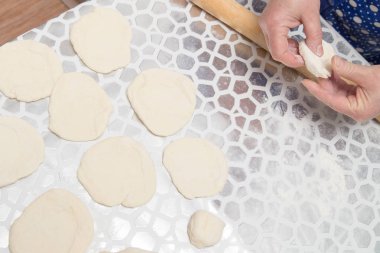 Mutfakta hamur keki pişiriyorum.