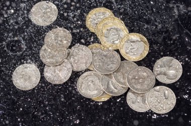 paralar su sıçramalarına siyah bir arka plan üzerinde