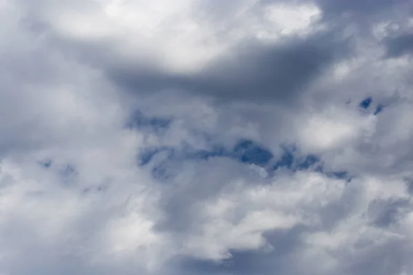 Schöne Wolken am blauen Himmel als Hintergrund — Stockfoto