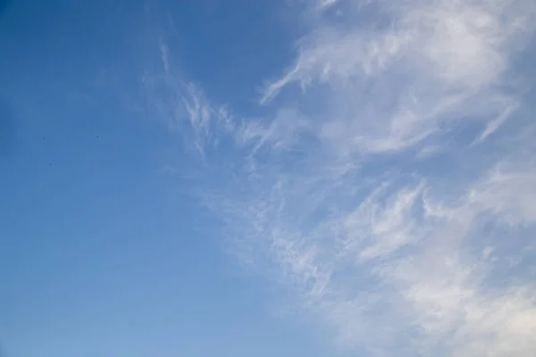 Облака в голубом небе в качестве фона — стоковое фото