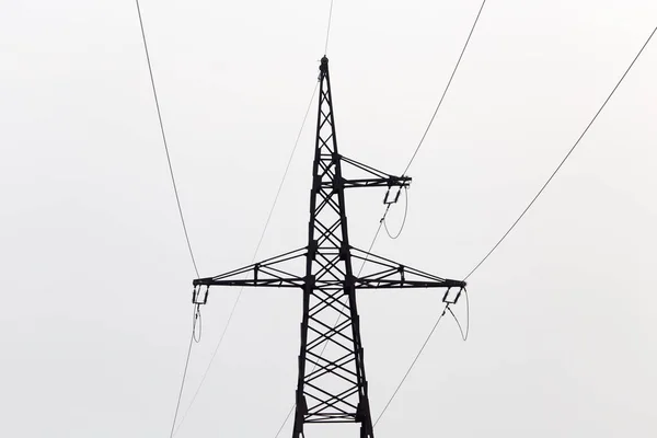 曇り空の背景に電柱 — ストック写真