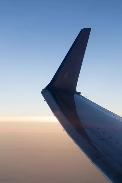 日没時の翼の航空機 — ストック写真