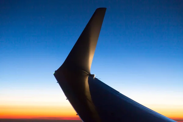 Крила літака на заході сонця — стокове фото
