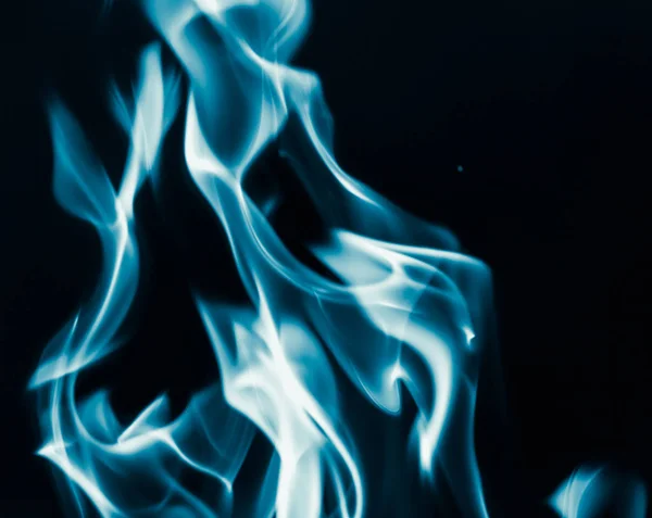 Fekete alapon kék láng tűz — Stock Fotó