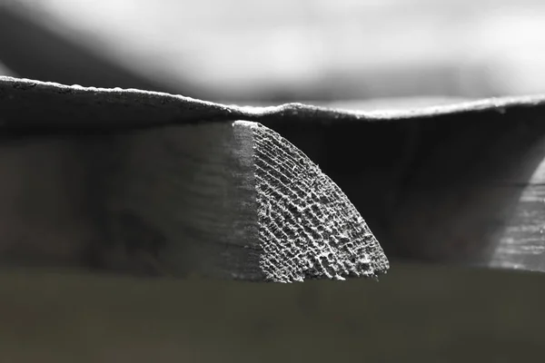 Extremo blanco y negro de una vieja pieza de madera — Foto de Stock