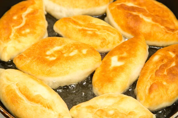 Torte di cibo in una padella — Foto Stock