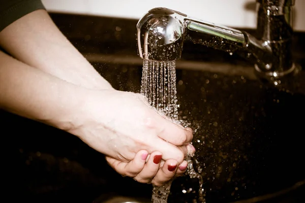 Lavaggio a mano con acqua di rubinetto — Foto Stock