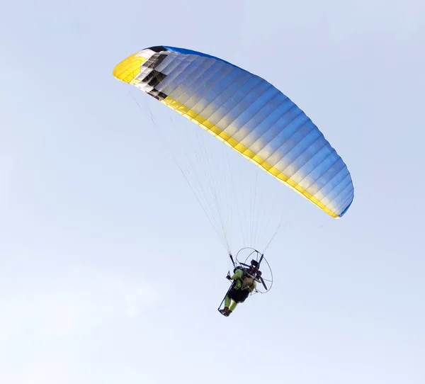 Fallschirm fliegt in den Himmel — Stockfoto