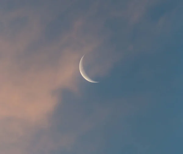 La luna en el cielo al amanecer —  Fotos de Stock