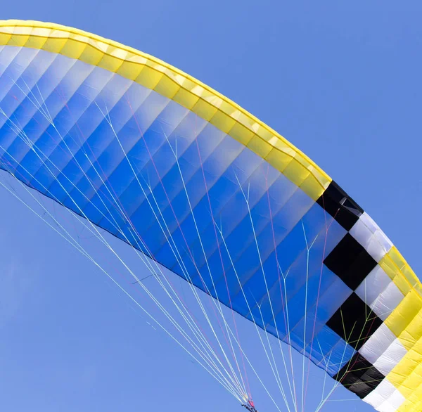 Paracaídas sobre un fondo del cielo — Foto de Stock