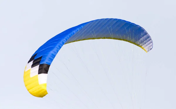 Parachute op een hemelachtergrond — Stockfoto