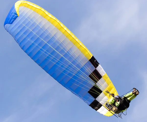 Fallschirm auf einem Himmelshintergrund — Stockfoto