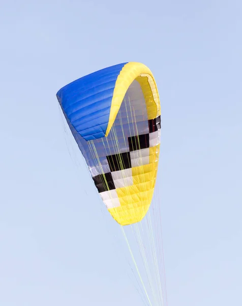 Paracaídas sobre un fondo del cielo —  Fotos de Stock