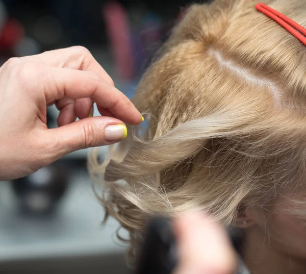 Avvolga capelli ricci in un salone di bellezza — Foto Stock