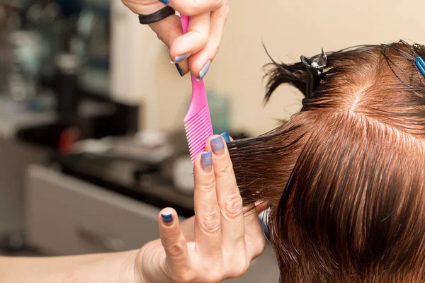 Ciseaux de coupe de cheveux féminins dans un salon de beauté — Photo