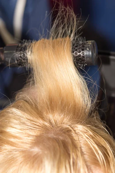Salonda saç şekillendirme — Stok fotoğraf