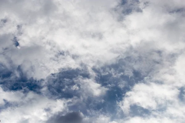 Hintergrund der Wolken vor blauem Himmel — Stockfoto