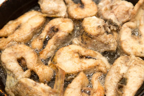 El pescado es frito en la cacerola en la mantequilla —  Fotos de Stock