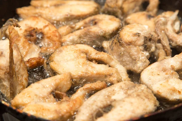 El pescado es frito en la cacerola en la mantequilla —  Fotos de Stock